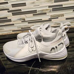 Nike Air Max Bella TR3 Womens Running Shoe in White w Silver Detail sz 8-1/2 M